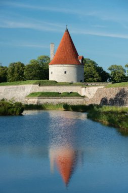 Saaremaa adasındaki Kuressaare Piskoposluk Kalesi 'nin manastırı. Kuressaare Kalesi ile ilgili ilk yazılı mesaj 1381 yılına ait..