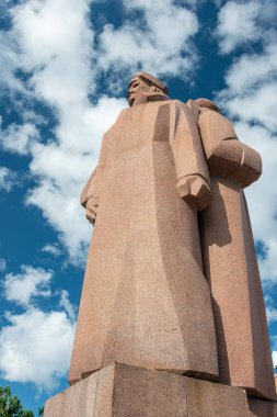 Old Riga 'nın merkezinde, bazıları Lenin' in kişisel koruması olan Letonyalı Kızıl Tüfekçilere adanmış tartışmalı bir kırmızı granit heykel bulunuyor..
