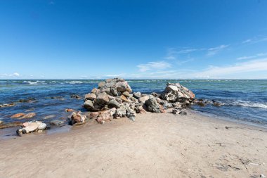 İki denizin birleşmesi. Cape Kolka, Letonya.