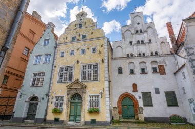 Eski Riga kasabasındaki ünlü üç kardeş evini seyret. Riga 'daki en eski konut kompleksidir.