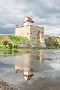 Estonya 'daki Herman Şatosu (Narva Kalesi) manzarası, River' da yansıma