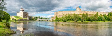 Estonya 'daki Herman Şatosu (Narva Kalesi) manzarası, River' da yansıma