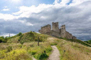 Estonya, Rakvere 'de bir ortaçağ şövalyesinin kalesinin kalıntıları.