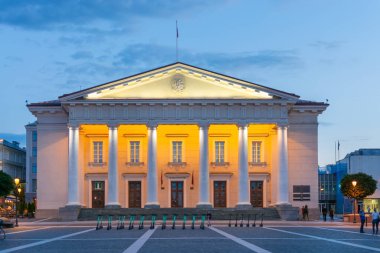 Vilnius, Litvanya, Baltık devletlerinin eski kasabasındaki belediye binası meydanında.