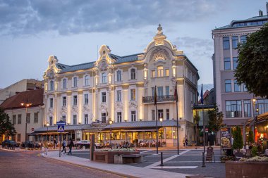 Aydınlanmış Didzioji Caddesi 'ndeki Radisson Blu Royal Astorija Oteli' nin Eski Şehir Altında Mavi Gökyüzü Görünümü