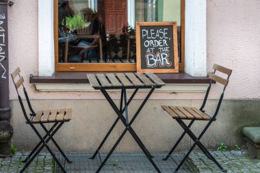 Polonya 'nın eski Gdanks kasabasındaki rahat restoranlar ve barlar