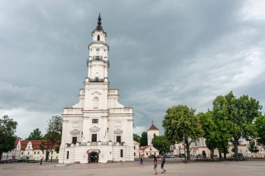 16. yüzyılda inşa edilen Litvanya 'nın Kaunas kentinin belediye binasının ön manzarası.