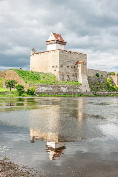 Vue Château Herman Château Narva Estonie Miroir Dans Rivière — Photo