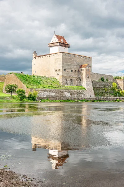 Estonya 'daki Herman Şatosu (Narva Kalesi) manzarası, River' da yansıma