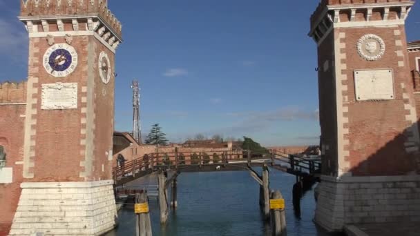 イタリア ヴェネツィアのアルセナーレの入り口の塔 — ストック動画