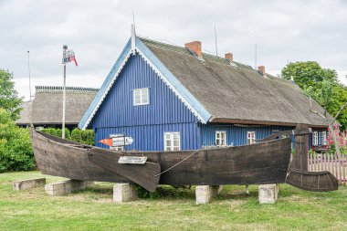 Litvanya 'nın Nida kentindeki geleneksel balıkçı evi. Nida, Litvanya 'da bir tatil köyüdür. Curonian Gölü ile Baltık Denizi arasındaki Curonian Tükürüğünün üzerinde yer alıyor.. 