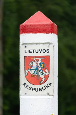 Letonya ile Litvanya arasındaki sınırda bulunan Letonya sınır işareti.