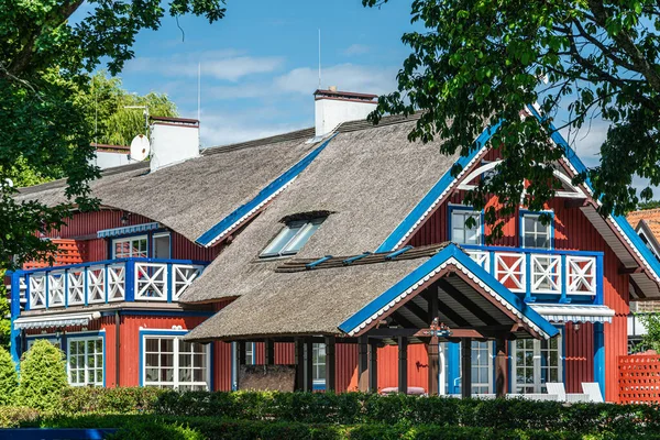 Litvanya 'nın Nida kentindeki geleneksel balıkçı evi. Nida, Litvanya 'da bir tatil köyüdür. Curonian Gölü ile Baltık Denizi arasındaki Curonian Tükürüğünün üzerinde yer alıyor.. 