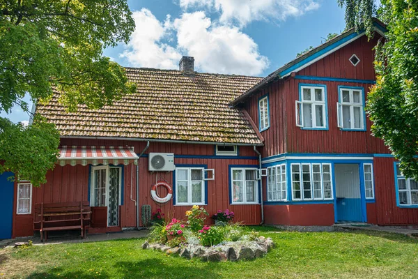 Litvanya 'nın Nida kentindeki geleneksel balıkçı evi. Nida, Litvanya 'da bir tatil köyüdür. Curonian Gölü ile Baltık Denizi arasındaki Curonian Tükürüğünün üzerinde yer alıyor.. 