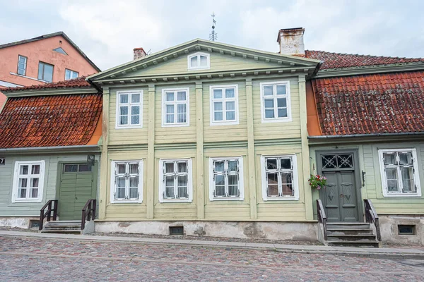 Eski Kuldiga kasabasının mimarisi. Kuldiga, Latvijas 'ın batı kesiminde, kendine özgü mimarisi olan antik bir şehirdir.