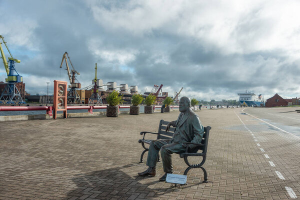 Вентспилс - город в Латвии, расположенный на реке Вента и Балтийском море. Статуя Кр. Вальдемара на побережье в Венспилсе, Латвия.