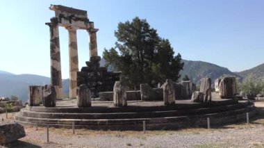 Athena Pronaia Tapınağı Delphi arkeolojik alanında, Tanrı Apollo 'nun kahininin yeri.