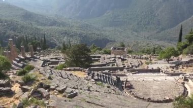 Apollo tapınağı olan antik Delphi tiyatrosu, yukarıdan panoramik manzara