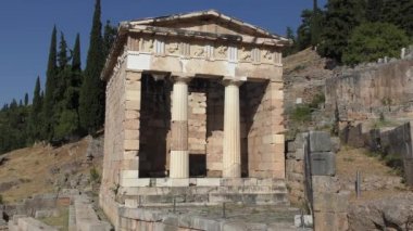Yunanistan 'ın Delphi kentinde Atinalıların Hazinesi (MÖ 6. yüzyıl) 