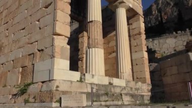 Yunanistan 'ın Delphi kentinde Atinalıların Hazinesi (MÖ 6. yüzyıl) 