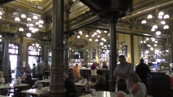カフェ イルーナ Cafe Iruna は19世紀のコーヒーショップで スペインのパンプローナにあるアーネスト ヘムウェイ 英語版 がよく訪れるコーナーの1つである — ストック動画