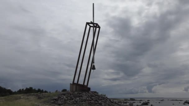 エストニアのHiiumaa島のフェリー エストニア の犠牲者への記念碑 — ストック動画