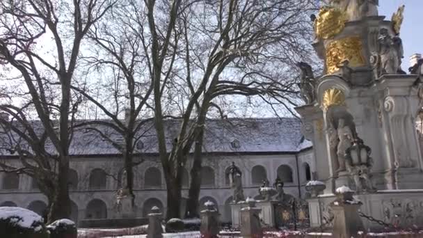 Vnitřní Nádvoří Pohled Cisterciácký Klášter Opatství Heiligenkreuz Sloupem Trojice — Stock video