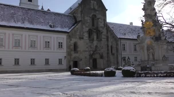 Innergård Och Utsikt Över Klostret Cistercier Heiligenkreuz Kloster Med Treenighetskolonn — Stockvideo