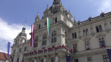 Graz şehrindeki Castle Hill 'den belediye binasının manzarası. Avusturya 'ya Seyahat
