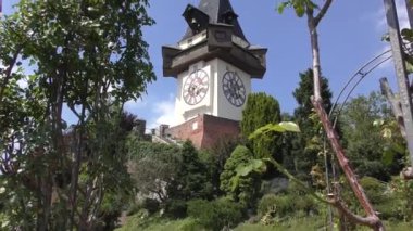 Schlossberg, saat kulesi Uhrturm 'lu Castle Hill. Uhrturm, Avusturya ve UNESCO 'nun dünya mirasının en ünlü simgelerinden biridir.