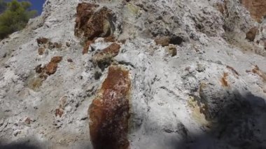 Sousaki, Yunanistan 'ın kuzeydoğusunda, Ege volkanik yayının kuzeybatı ucunda bulunan sönmüş bir volkan ve modern solfatara alanıdır.. 