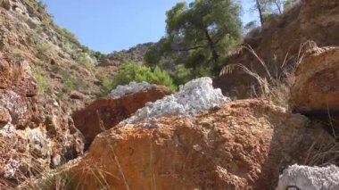 Sousaki, Yunanistan 'ın kuzeydoğusunda, Ege volkanik yayının kuzeybatı ucunda bulunan sönmüş bir volkan ve modern solfatara alanıdır.. 