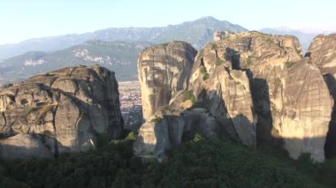 Meteora bölgesindeki kayalıklarda ve manastırlarda nefes kesici sabah manzarası.