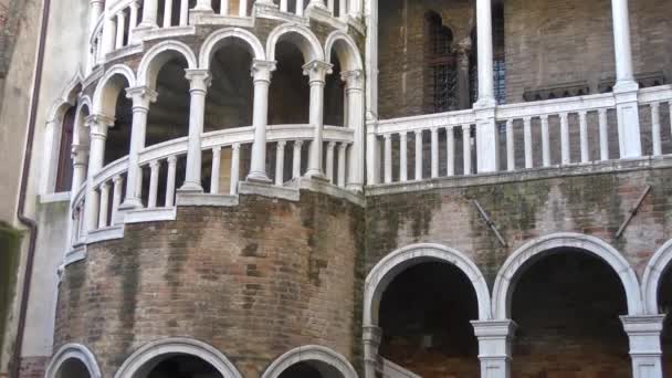 Utsikt Över Palazzo Contarini Del Bovolo Det Liten Palazzo Venedig — Stockvideo