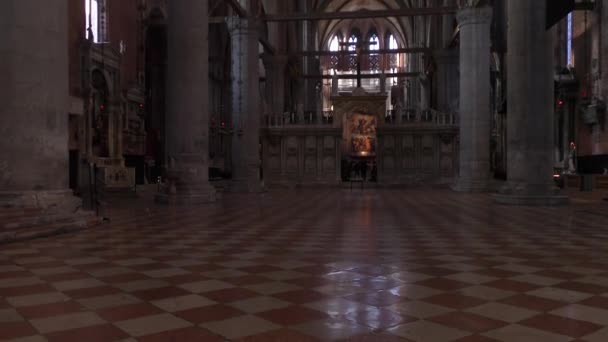 Вид Изнутри Санта Мария Глориоса Дей Фрари Венеция — стоковое видео