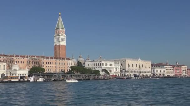 Скайлайн Венеції Великим Каналом Палацом Догів Дзвіницею — стокове відео