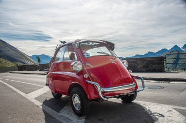 Küçük kırmızı klasik BMW ISETTA 300 Grossglockner High Alpine Road 'daki Franz Josef Heigh' de