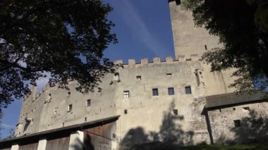 Doğu Tyrol 'daki Lienz şehrinin yukarısındaki Bruck Kalesi