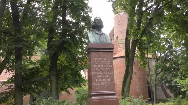 Monumento Grande Astrônomo Nicolau Copérnico Olsztyn Polônia — Vídeo de Stock