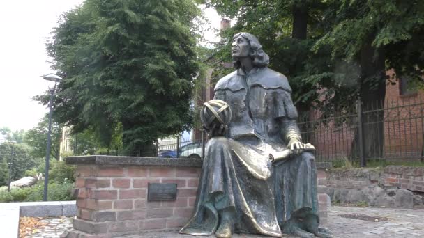 波兰奥尔斯琴的伟大天文学家尼古拉 哥白尼纪念碑 — 图库视频影像