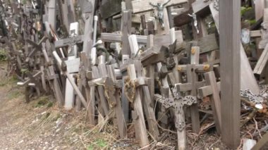 Haçlar Tepesi (Kryziu Kalnas), Kuzey Litvanya 'da hac alanı, yaz günbatımı zamanı