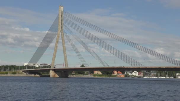 Vanu Brug Riga Een Kabelbrug Daugava Rivier Rigamet Skyline Achtergrond — Stockvideo