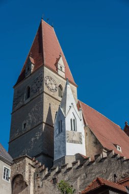 Der Wachau 'daki Kudretli Weissenkirchen Kilisesi, Krem Toprakları Bölgesi, Aşağı Avusturya, Avrupa.