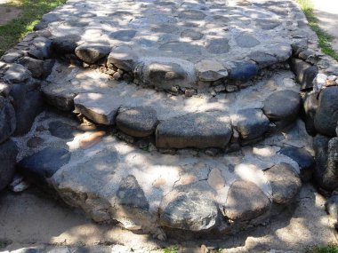 Merdiven taş ağaç gölgesinde yapılan.