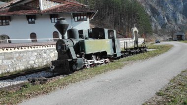 Manastır önünde eski bir lokomotif