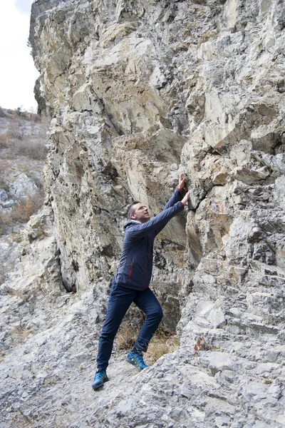 Mann Klettert Ohne Seil Auf Felsen — Stockfoto