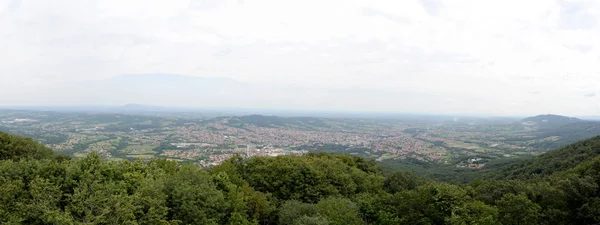 ayakta ve gülümseyen bir adam
