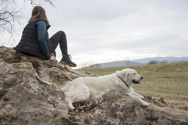 Kadın Köpek Doğanın Keyfini — Stok fotoğraf