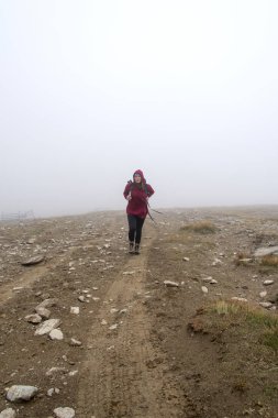 Dağlar yol üzerinde duran kadın