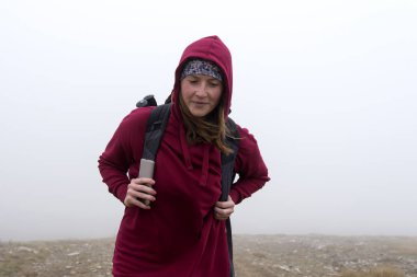 Dağlar yol üzerinde duran kadın